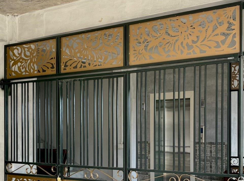 Floral Gate-Top Panel installed